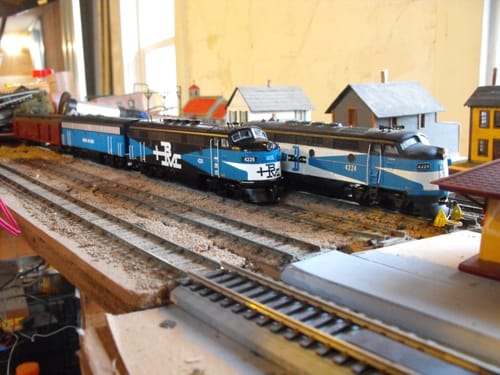 Customer photo review of Bowser 24625 EMD F3A Phase 1 w/LokSound & DCC - Executive Line -- Boston & Maine #4226 (black, blue, white, Alternate B&M Design), HO