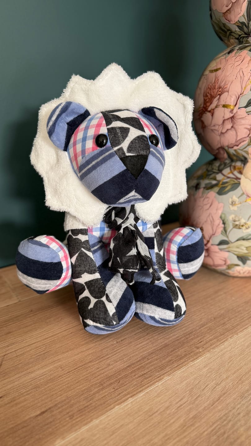 Customer photo review of Lion en peluche souvenir