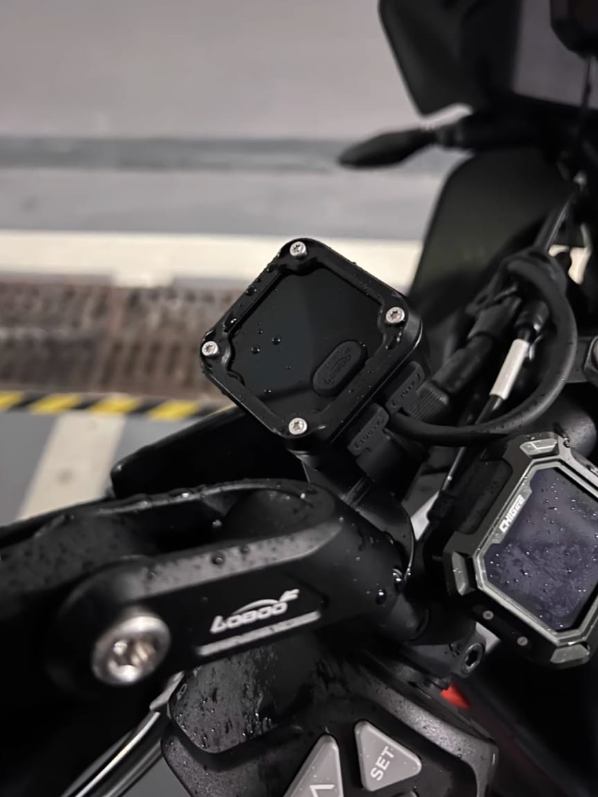 Customer photo review of C36 Motorcycle Bi-Directional Battery Charger – 100W PD Fast Charge, Real-Time Voltage Display, IP67 Waterproof, Lead-Acid Repair, Mirror/Adhesive Mount