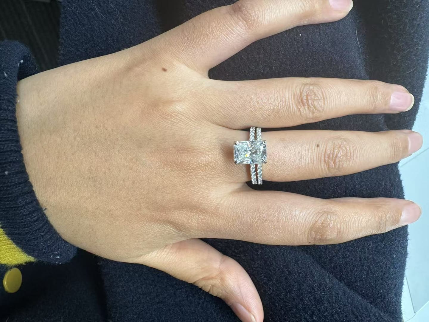 Customer photo review of S925 Moissanite 3.5 Ct Radiant Cut White Gold/Yellow Gold/Rose Gold Wedding Ring For Women