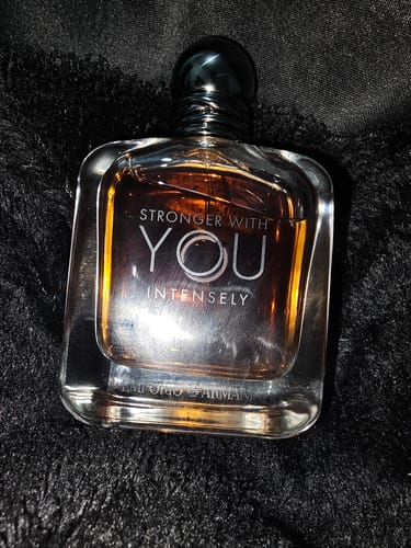 Reseña con foto de un cliente sobre Perfume Emporio Armani Stronger with You Intensely EDP