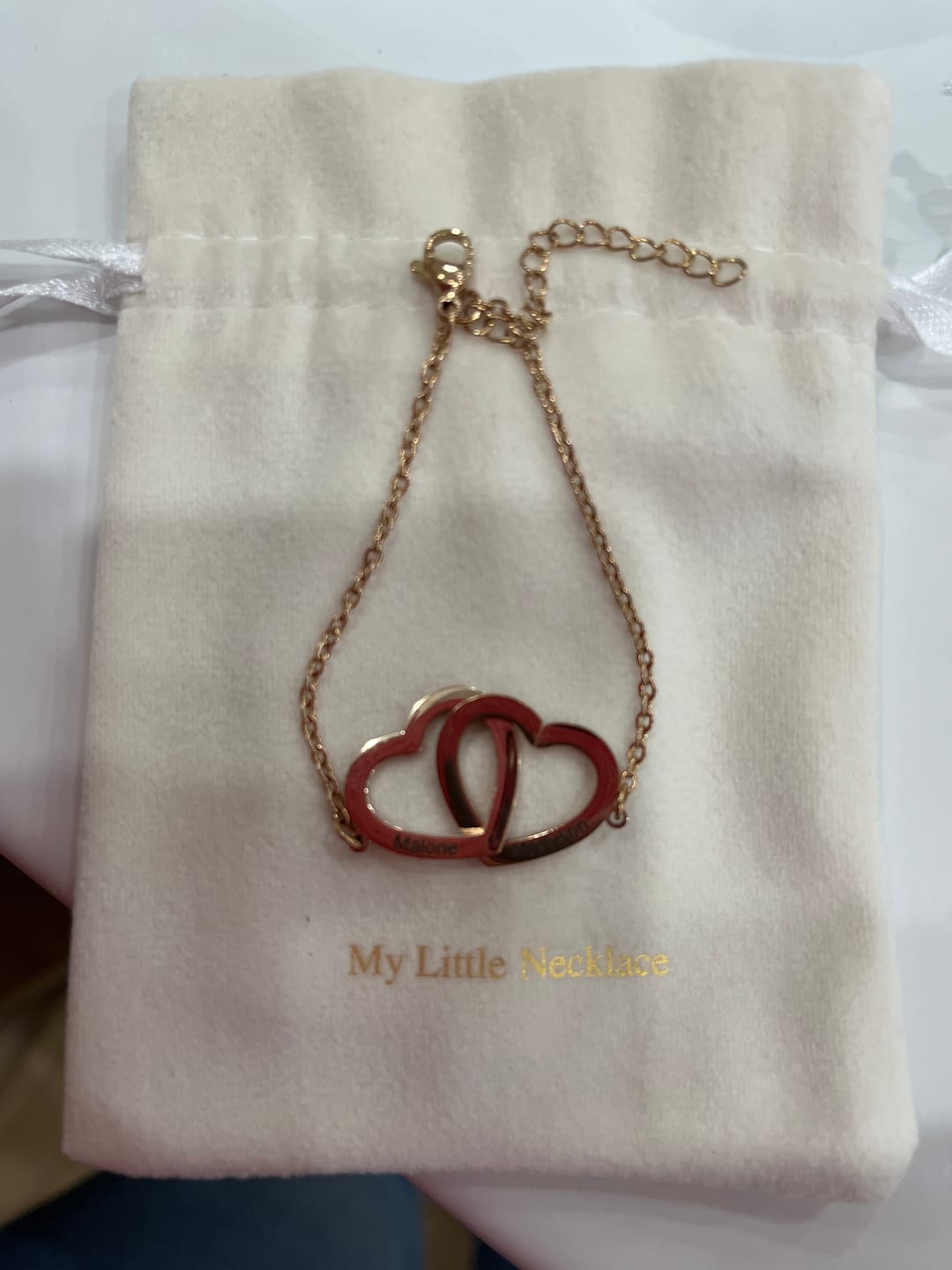 Customer photo review of Bracelet Personnalisé à Deux Cœurs Entrelacés
