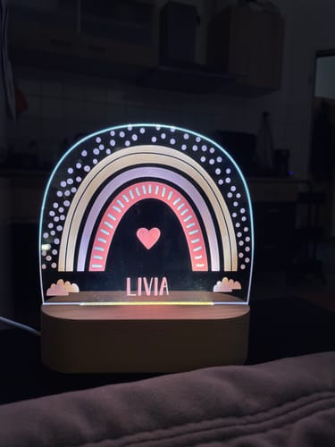 Kundenbewertung mit Foto zu Kinder LED Nachtlicht mit Sockel aus Holz im Regenbogen Design