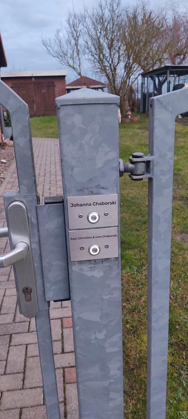 Customer photo review of London 9 x 6 cm Edelstahl (V2A) Türklingel - mit Gravur - Anthrazit oder Weiß pulverbeschichtet oder Edelstahl gebürstet - LED - Aufputz / Unterputz