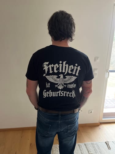 Customer photo review of Freiheit ist mein Geburtsrecht - T-Shirt (Rückendruck)