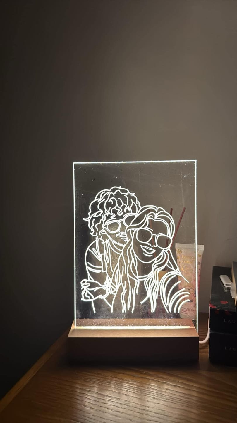 Customer photo review of Lâmpada Retrato Line Art Personalizado