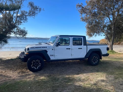 Customer photo review of Tri-Fold Hard Lid Tonneau Cover for Jeep Gladiator 2020+