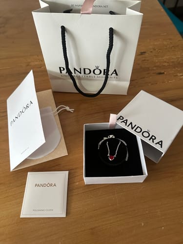 Customer photo review of COLLAR CORAZON ELEVADO ROJO LOVE PANDORA + KIT DE REGALO