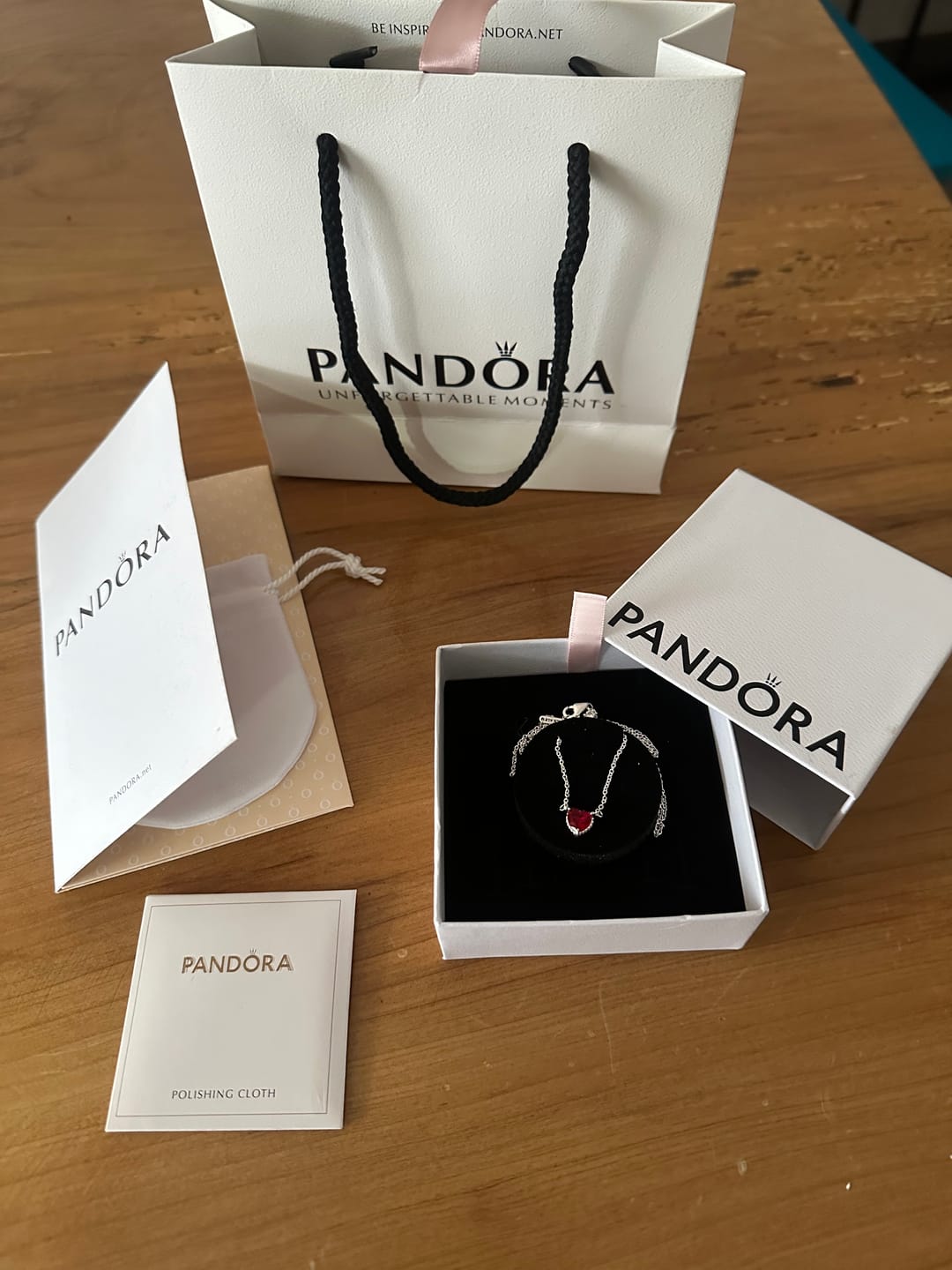 Customer photo review of COLLAR CORAZON ELEVADO ROJO LOVE PANDORA + KIT DE REGALO