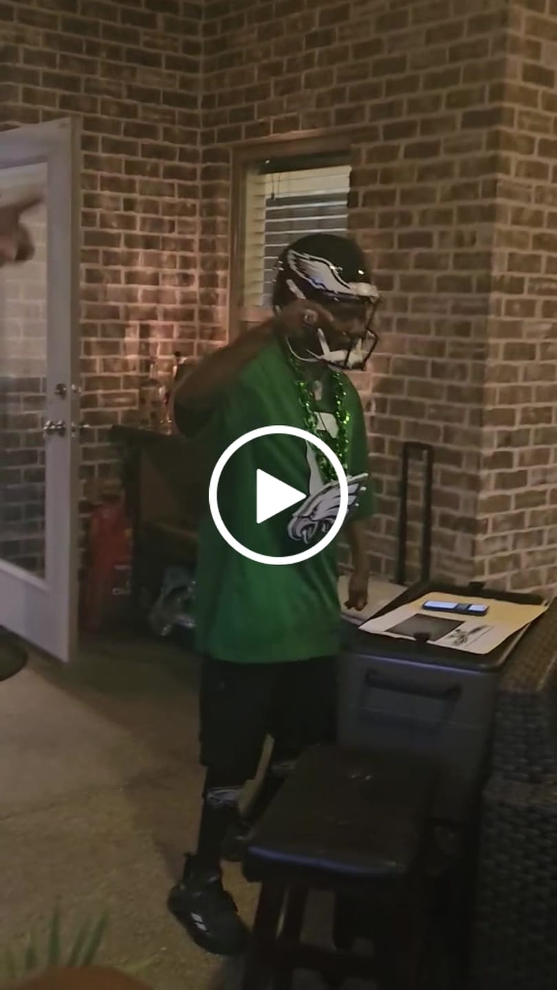 Customer video review of Philadelphia Eagles Riddell Speed Replica Helmet