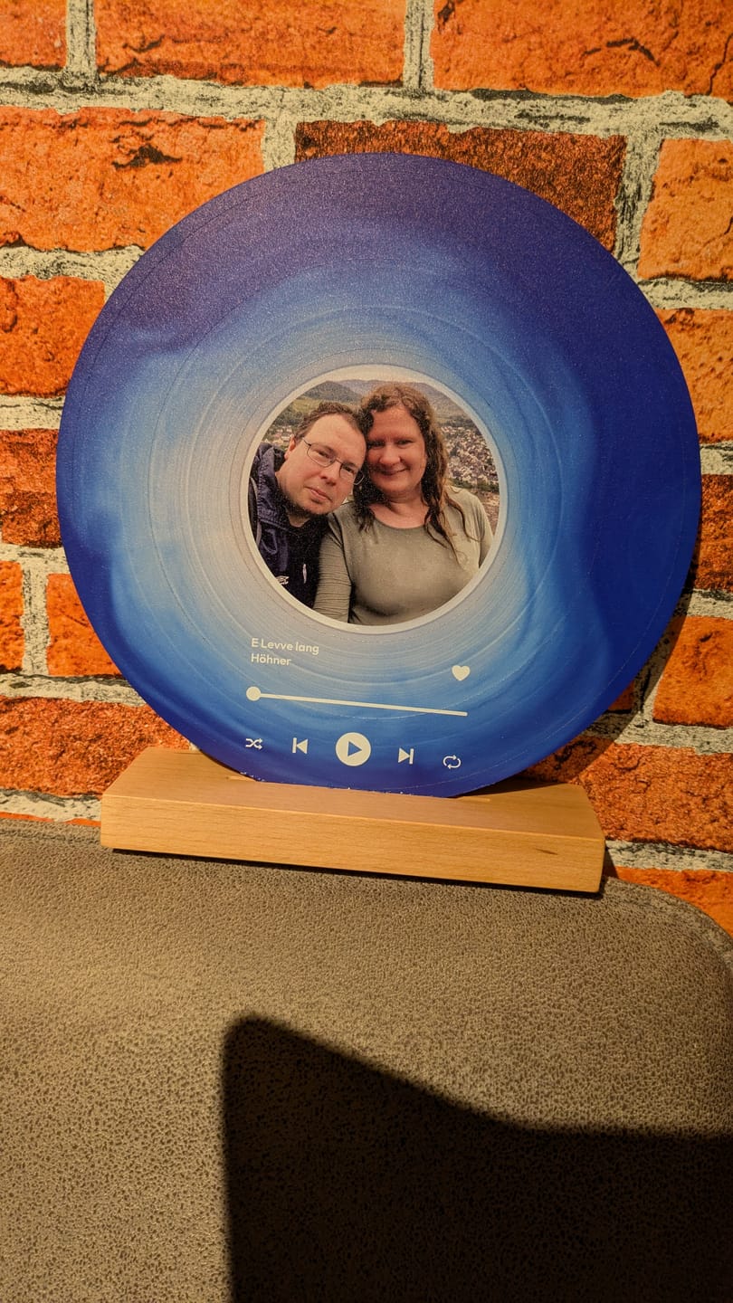 Customer photo review of Unser Song - Personalisierte Acryl-Schallplatte mit Songtitel und Foto mit Holzaufsteller