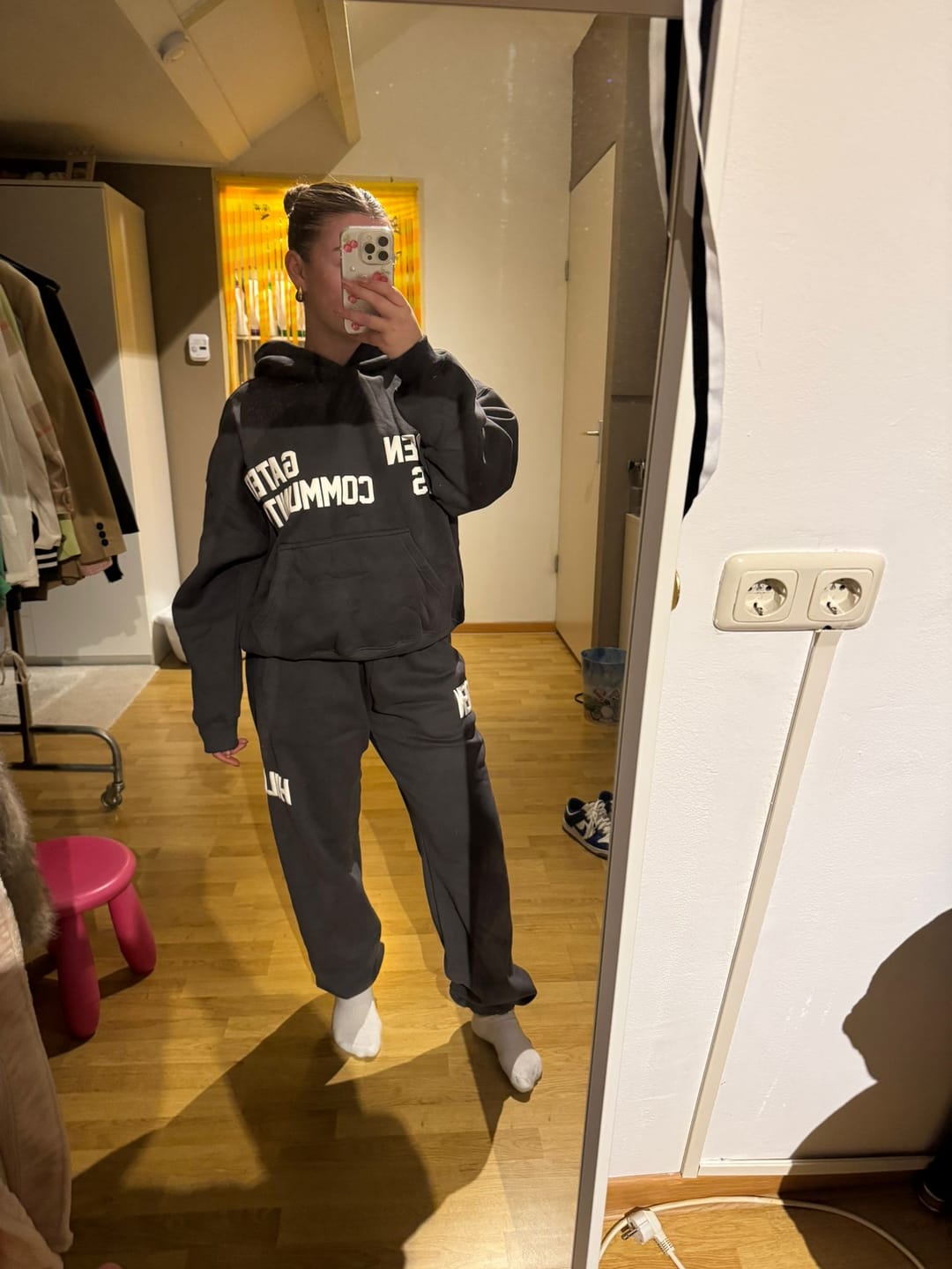 Kundenbewertung mit Foto von GATED COMMUNITY SWEATPANTS DARK GREY