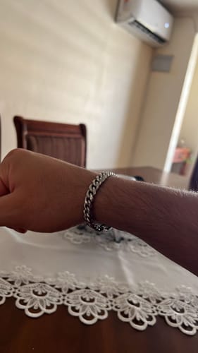 Reseña con foto de un cliente sobre Pulsera Cuban 8mm