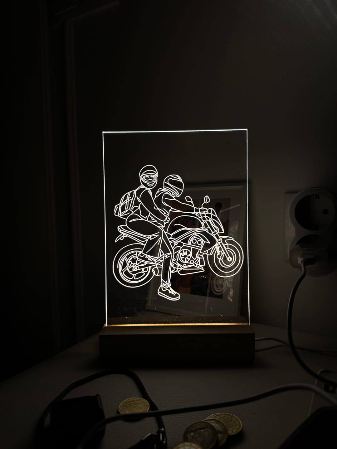 Customer photo review of Lâmpada Retrato Line Art Personalizado