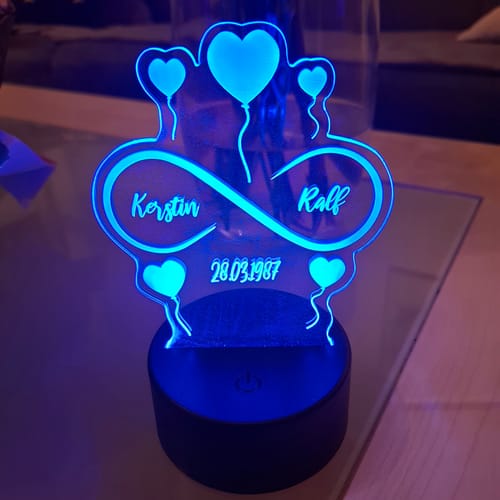 Kundenbewertung mit Foto zu Graviertes Acrylglas im Unendliche Liebe Design mit LED-Sockel