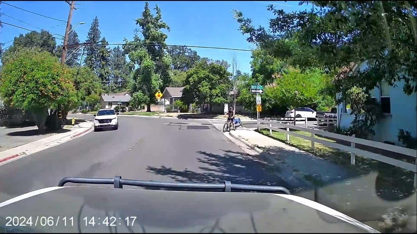 Customer photo review of 4K Dashcam mit 3,94" Bildschirm / Vorne & hinten / Autokamera mit 170° Weitwinkelansicht / Nachtsicht / Parküberwachung / G-Sensor
