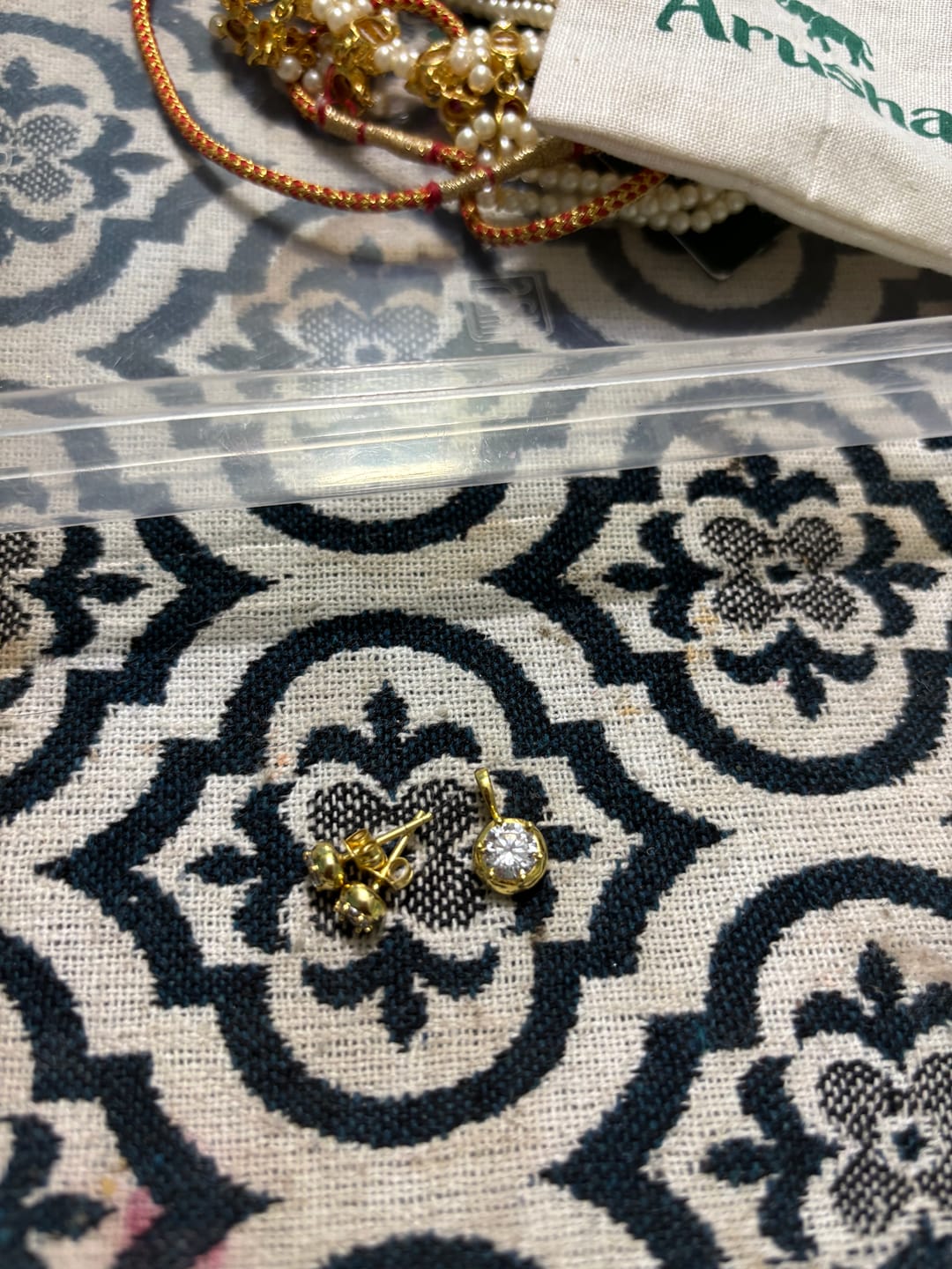 Customer photo review of Classic Gold Solitaire Diamond Studds
