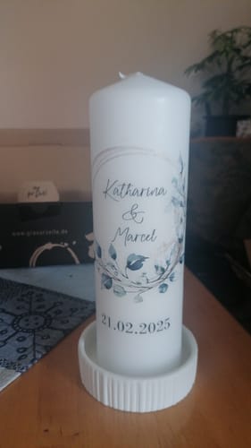 Kundenbewertung mit Foto zu Personalized Wedding Candle - Floral Circle - Personalized with Name & Date - Wedding Gift - High Quality Pillar Candle - Color: Kerze, Personalization: Katharina & Marcel  21.02.2025