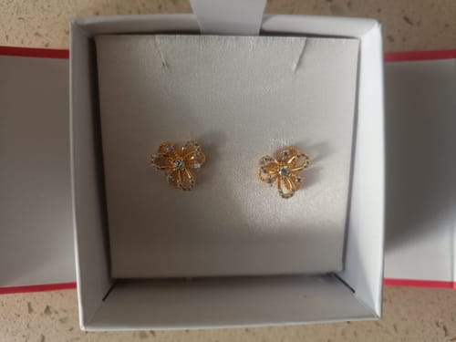 Customer photo review of Anushka Sharma Golden Blooming Flower Stud Earrings