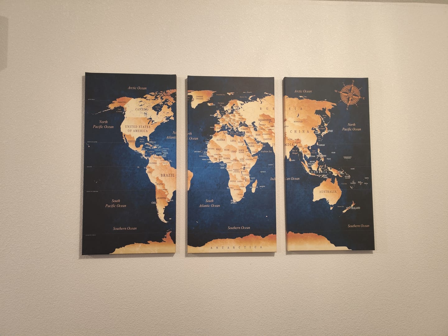 Customer photo review of Tableau Triptyque Carte du Monde