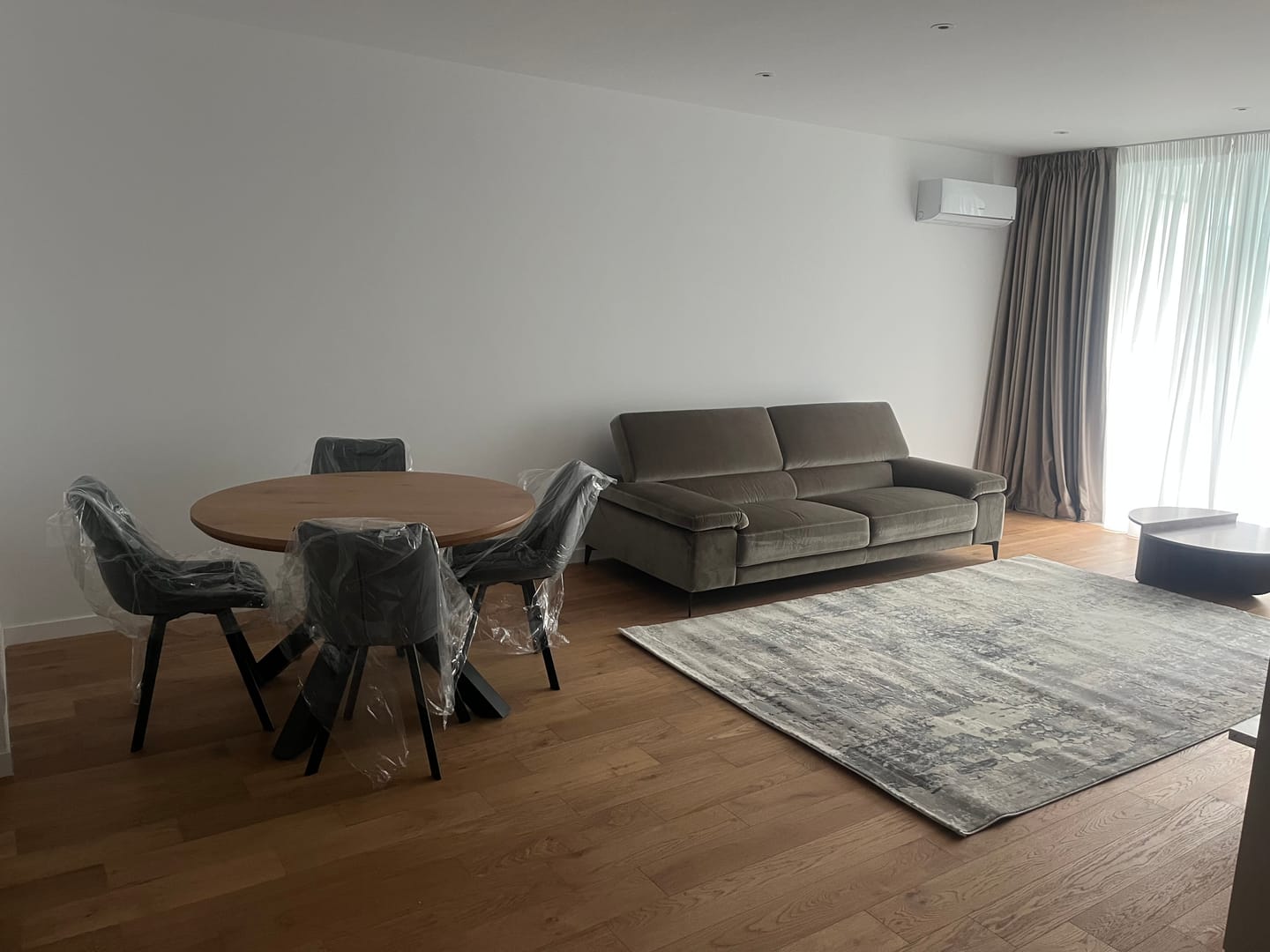Customer photo review of Masa RITMO, stejar/negru, 120x120x78 cm