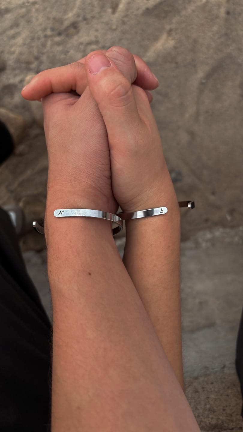 Customer photo review of Pack 2 brazaletes personalizados con 1 grabado