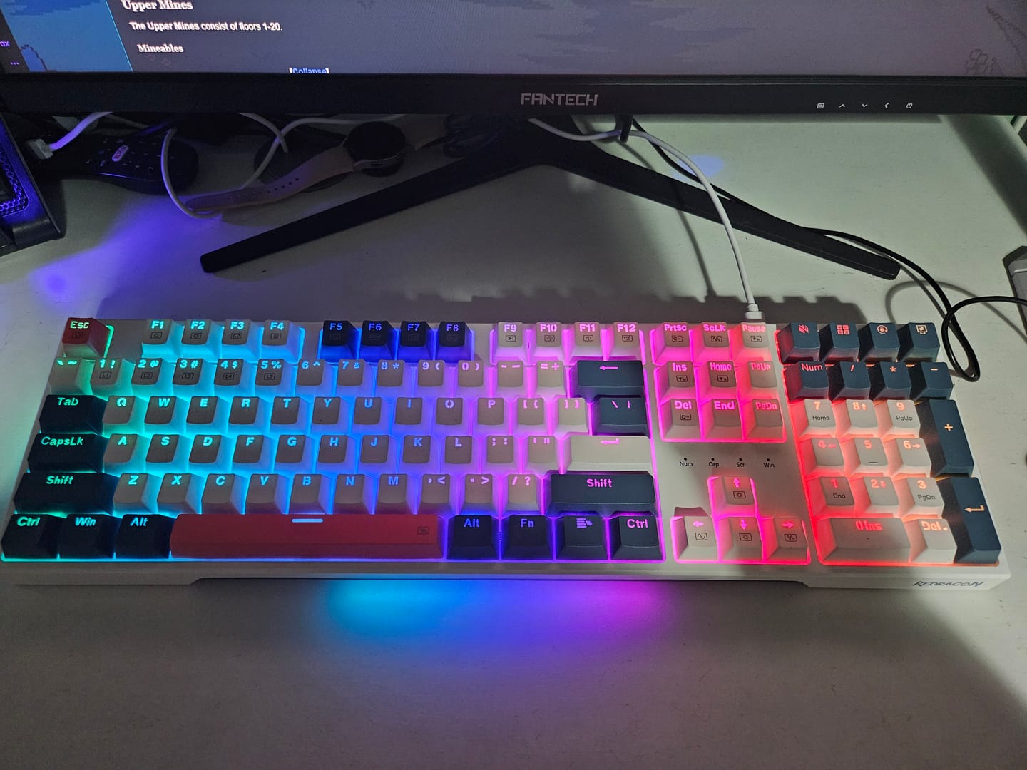 Customer photo review of Teclado Mecanico Redragon Trundle K668WBO-RGB Sw Red Ingles