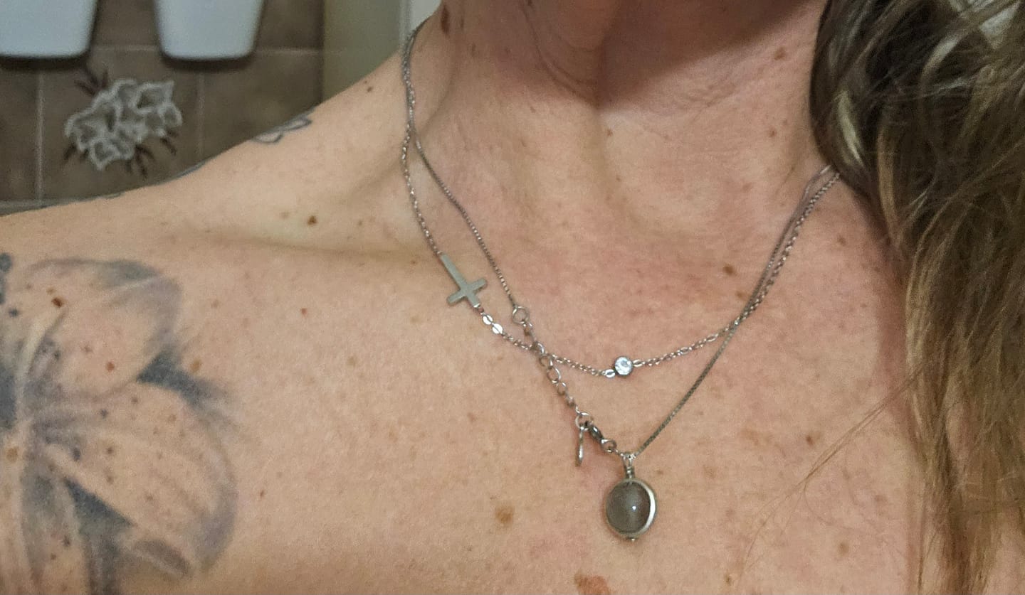 Customer photo review of Collier Croix Horizontal