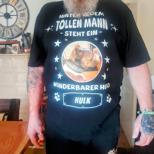 Customer photo review of Hinter jedem tollen Mann - Personalisierbares Unisex T-Shirt