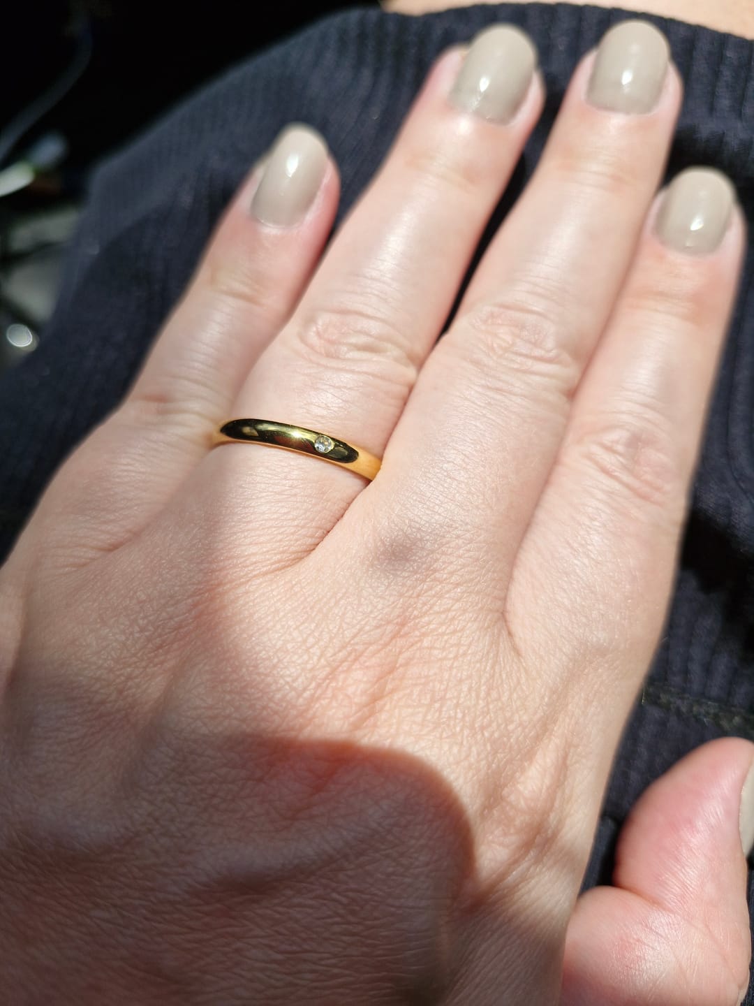 Customer photo review of Anel Cristal Solitário Banhado em Ouro 18K
