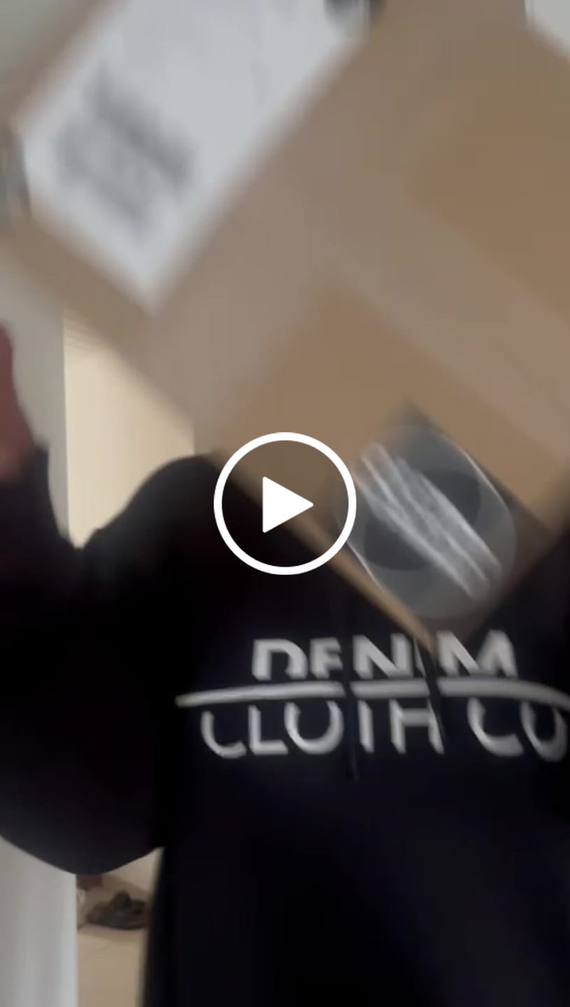 Customer video review of Lifestyle Damen Oversized Zip Hoodie rot mit Stickerei by SAEBIS®