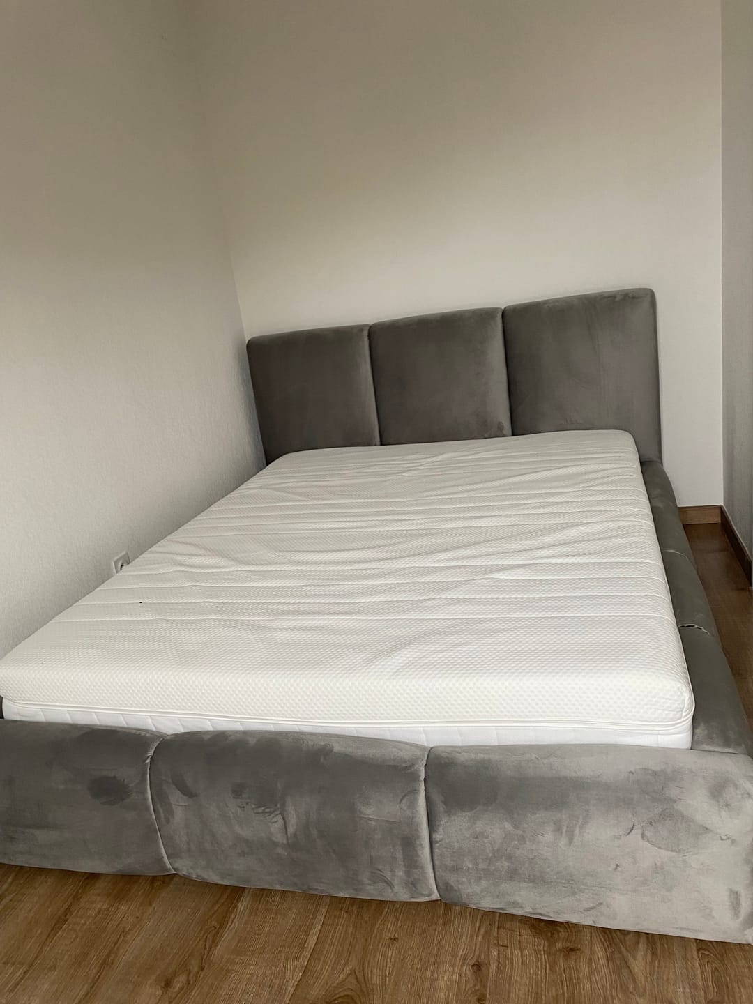 Customer photo review of Lit rembourré avec coffre de rangement - SOPHIE