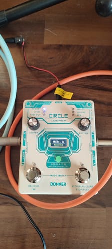 Customer photo review of Donner Circle Looper Record Gitarren Effektpedal mit Time Progress Bar Display Loop Pedal Max