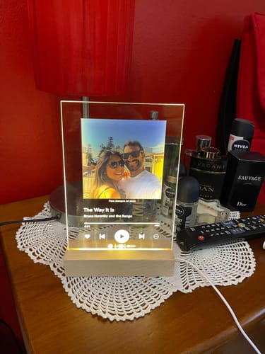 Customer photo review of Lâmpada Spotify Personalizável (Foto & Música)
