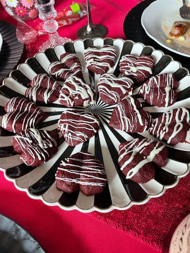 Customer photo review of Black and White Stripe Scallop Fine Porcelain 12.5" Charger Plate