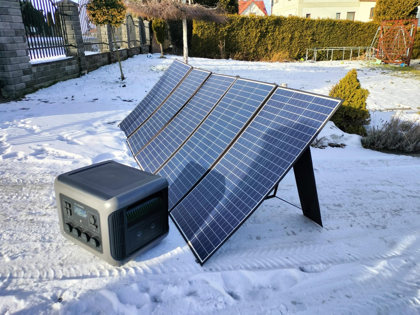 Customer photo review of ALLPOWERS Solar Generator Kit 2500W (R2500 + SP037 400W Solar Panel)