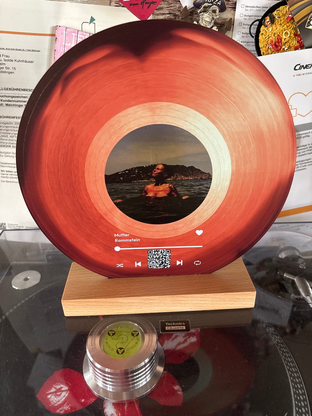 Customer photo review of Unser Song - Personalisierte Acryl-Schallplatte mit Songtitel und Foto mit Holzaufsteller