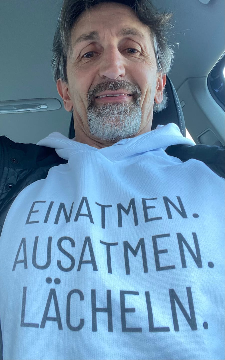Customer photo review of Einatmen. Ausatmen. Lächeln. Bio Hoodie Unisex