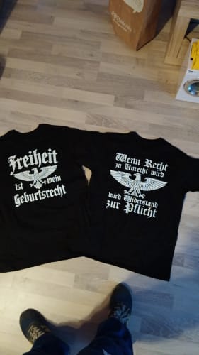 Customer photo review of Freiheit ist mein Geburtsrecht - T-Shirt (Rückendruck)