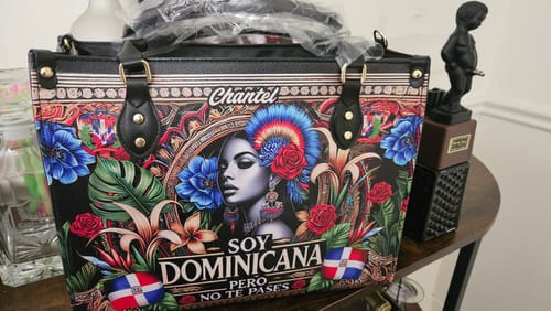 Customer photo review of Soy Dominicana pero no te pases - Personalized Leather Handbag DOM06