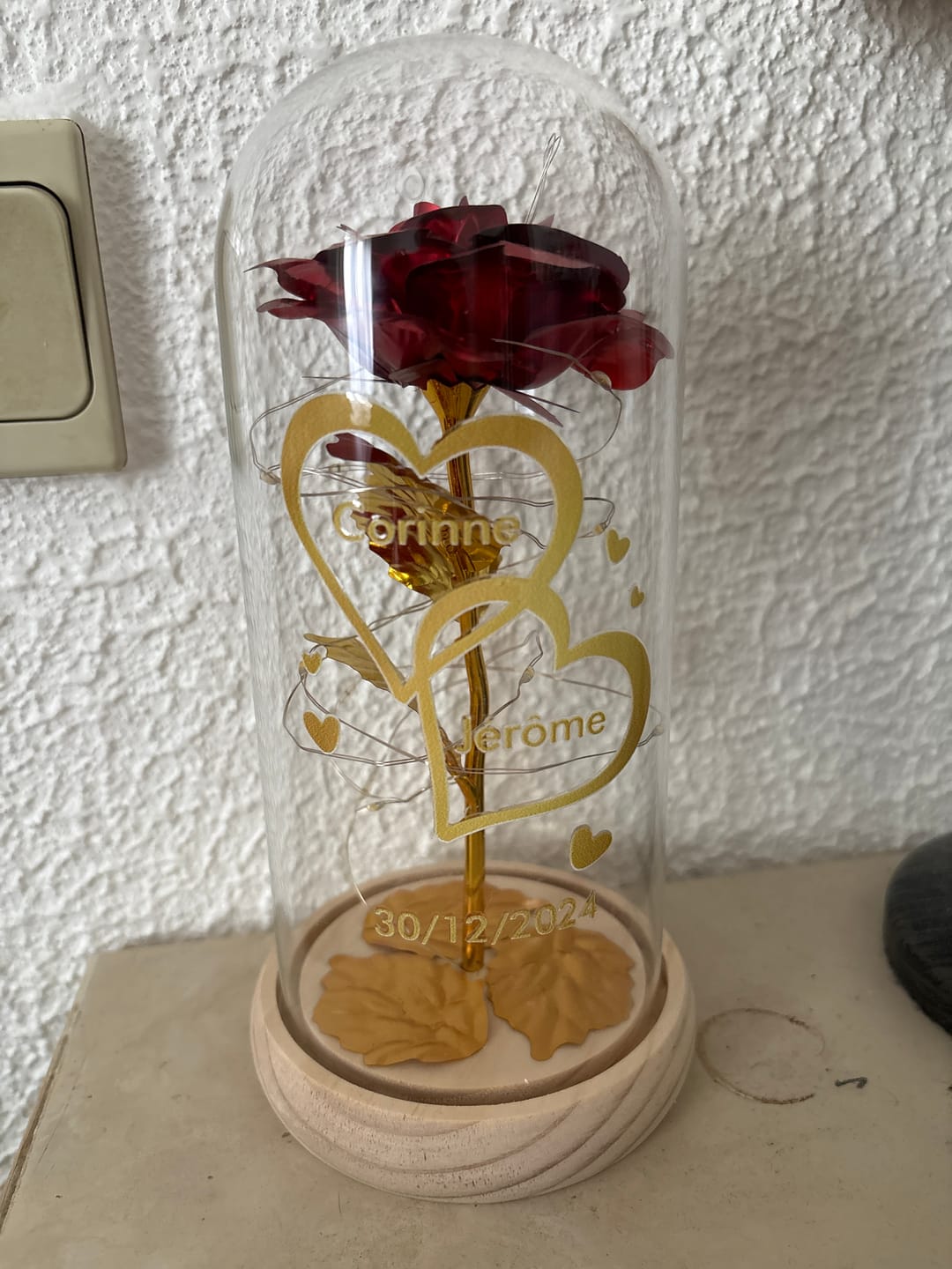 Customer photo review of Je t'aime - Rose éternelle sous cloche en verre avec lumière LED personnalisée avec noms et date anniversaire