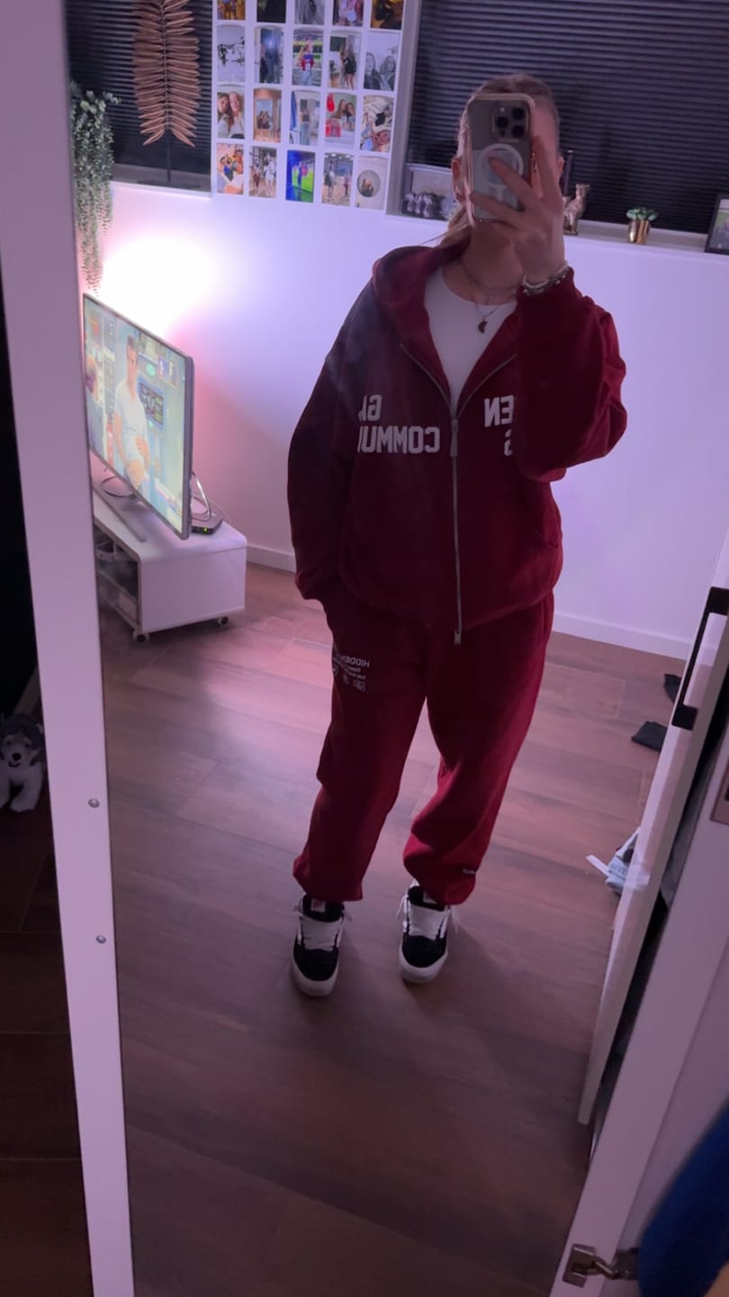 Kundenbewertung mit Foto zu den LABEL-Jogginghosen in Burgunderrot