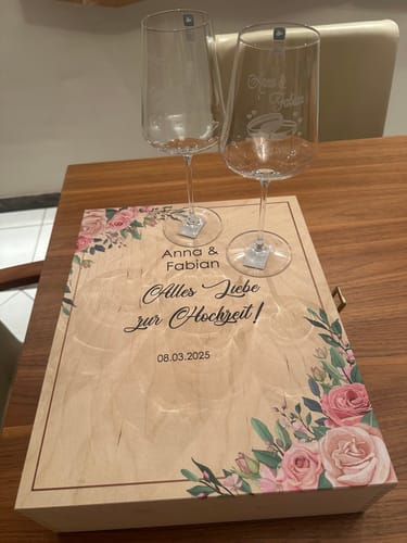 Kundenbewertung mit Foto zu 2x engraved wine glasses including printed wooden box - Pink Rose - Personalized with name and date - Wedding gift - Color: Puccini + Kiste, Personalization: Anna & Fabian 
08.03.2025