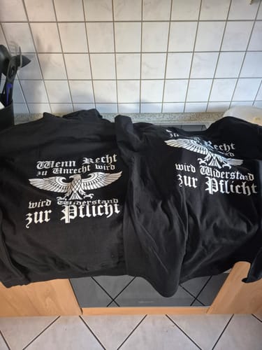 Customer photo review of Wenn Recht zu Unrecht wird - Hoodie Rückendruck
