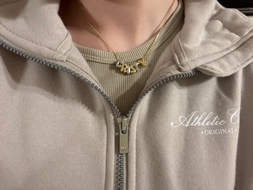 Customer photo review of Personaliza Tu Collar Con Inicial Mini Bubble Combinado