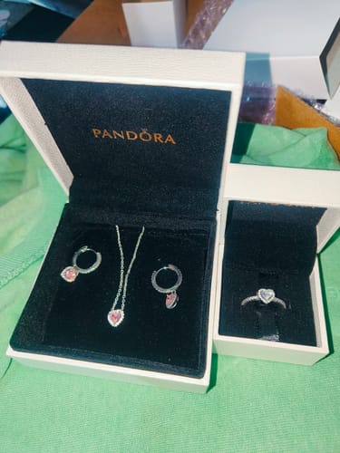 Customer photo review of Set Pandora Corazon Anillo Rosa + Collar Rosa + Aretes Rosa + Kit De Regalo