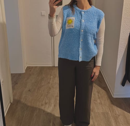 Customer photo review of Kuschelige Strickweste mit Smiley Patch blau