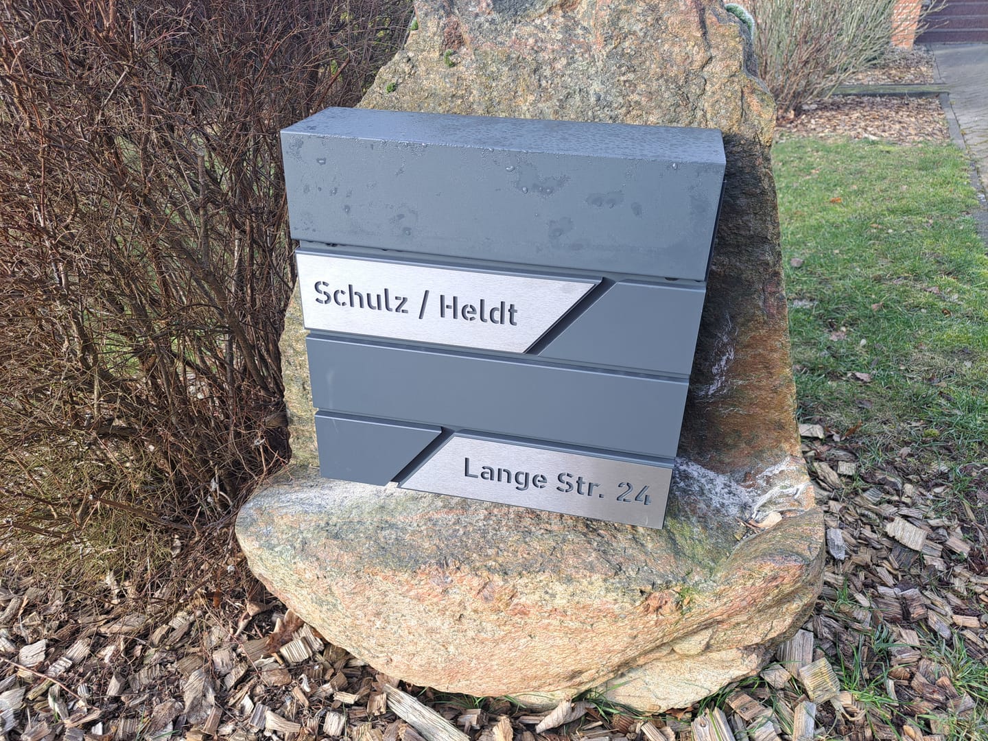 Customer photo review of AlbersDesign Briefkasten B1 anthrazit (RAL7016) personalisiert mit Edelstahl-Schildern