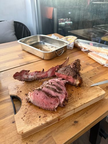 Reseña con foto de un cliente sobre Rib Eye Tomahawk Steaks