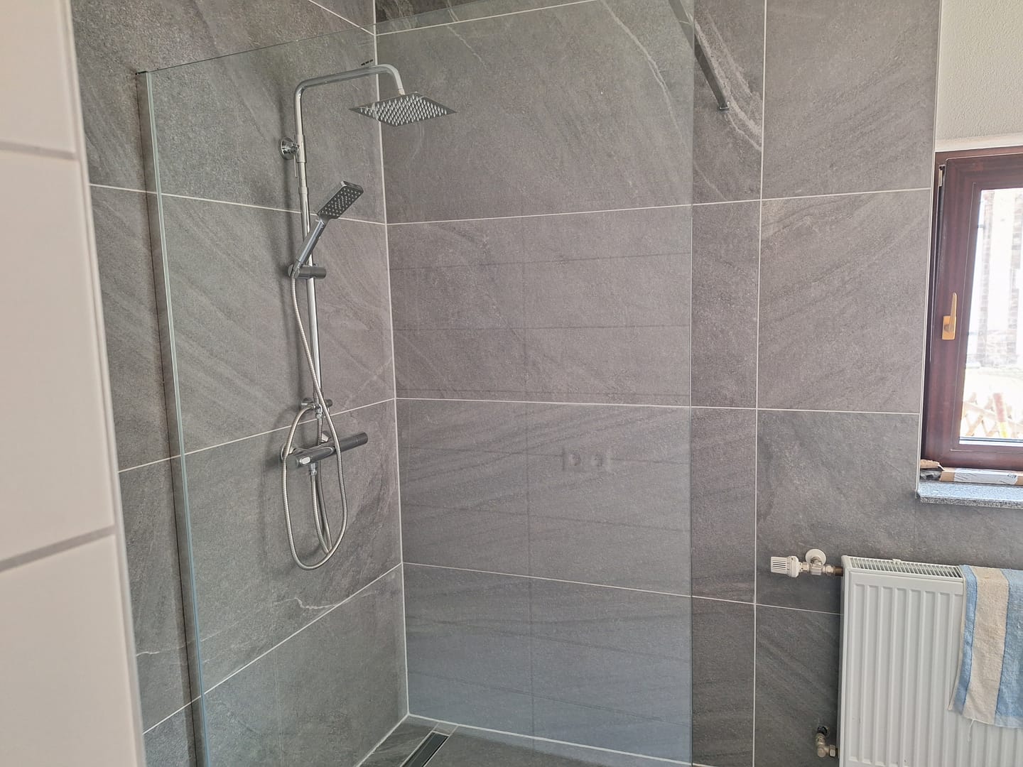 Customer photo review of SONNI Stabilisator Duschkabine Wandhalterung Duschwände Stabilisierungsstange 90-140cm